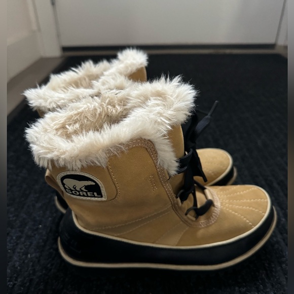 Sorel winter boots in US size 6 - Picture 1 of 4